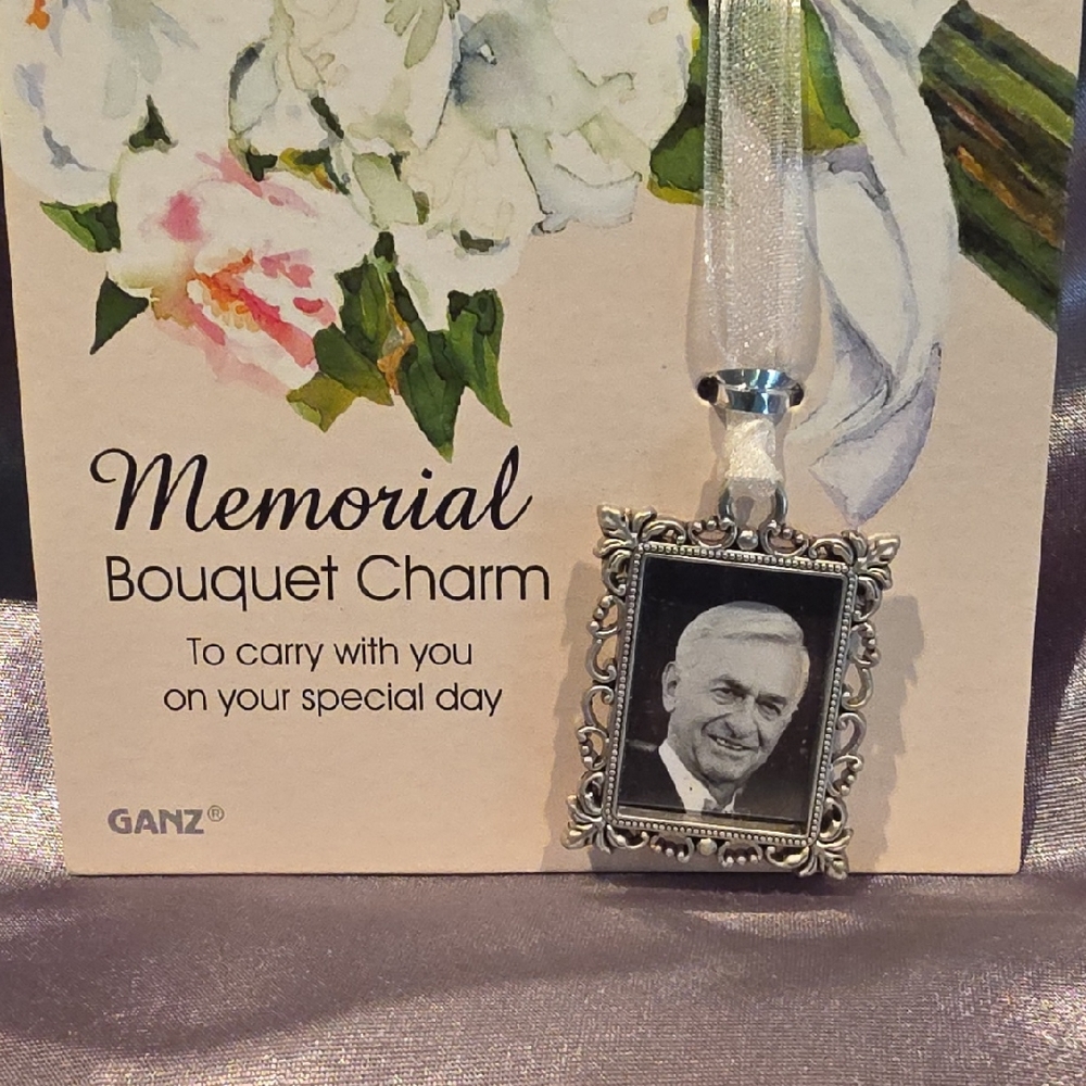 GANZ Silver Memorial Bouquet Frame Charm